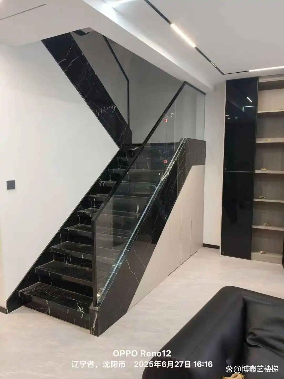 安全实用美观楼梯_升降货梯门如何设计比较安全_家用楼梯设计要点