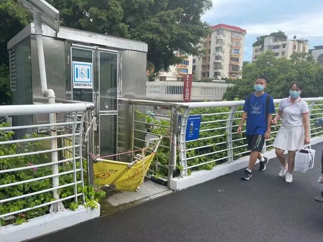 泪目！广州街头‘天梯’降临，4台爱心升降机终于上岗，圆了轮椅族‘平权梦’