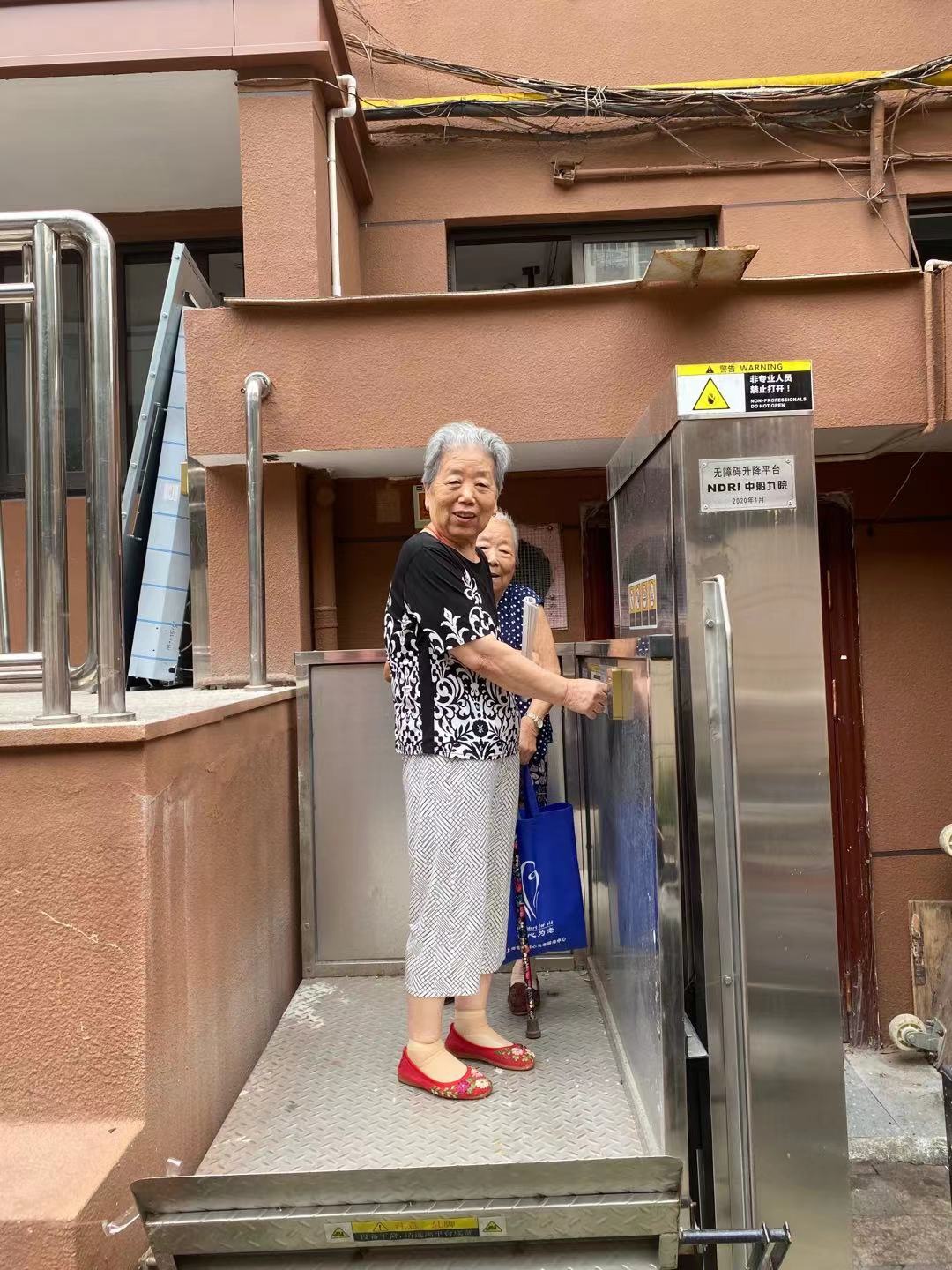 居民直呼太暖心！普陀这楼里的神奇梯，竟是这家良心厂家的杰作