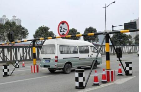 限高杆违规设置_限高杆滥用问题_道路自动升降限高杆