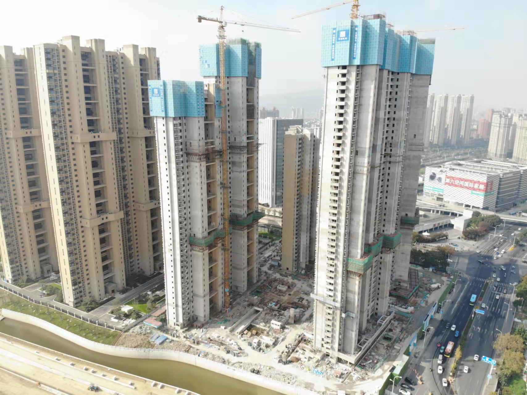 爬架安装学不会？凉山液压升降货梯这么装，直接封神