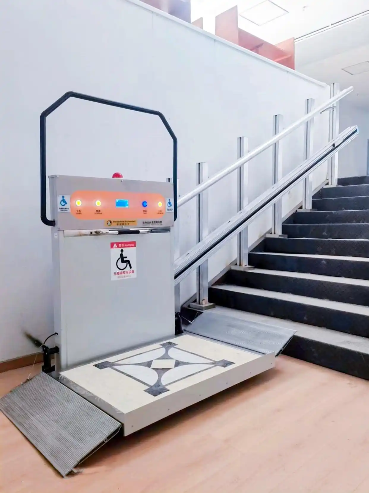 别再让台阶成天堑！斜挂升降机让行动不便者轻松上下楼，家庭无障碍改造神器来了