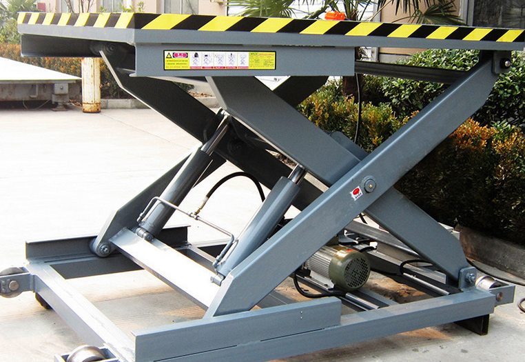 移动式升降机价格_龙铸液压升降机_济南升降机厂家